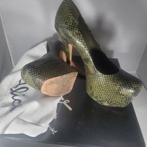 Alice and olivia green snake platform pumps size 7